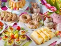 Wielkanocne potrawy: babka, kiełbaski, jajka faszerowane, sernik i słodkości. Lista przysmaków na świątecznym stole.