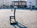 Puste krzesła na krakowskim Rynku przypominają o historii. Te symboliczne atrakcje miasta skłaniają do refleksji.
