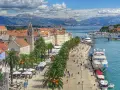 Trogir, Chorwacja – urokliwe miasto z palmami i jachtami, idealne na wakacje. Jedne z najpiękniejszych atrakcji turystycznych Europy.