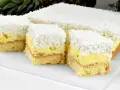 Puszyste ciasto ananasowo-kokosowe Siostry Anastazji, z kremem i wiórkami kokosowymi.