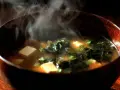 Gorąca zupa miso z tofu i wodorostami, idealna na chłodne dni. Szukasz inspiracji? Sprawdź nasze pasta miso przepisy!