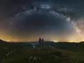 Para podziwia Drogę Mleczną. Ich wibracja związku 7 jest silna pod rozgwieżdżonym niebem.
