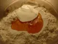 Mehl, Honig und Joghurt in einer Schüssel, bereit für den Lievito Madre Teig.