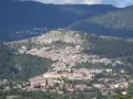 Borgo abruzzese arroccato su un colle, tra boschi e montagne. Immagina il **cammino dei briganti Abruzzo** che attraversa questi sentieri selvaggi.