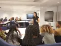 Docente spiega in aula, mentre gli studenti ascoltano. Forse sta parlando di quanto guadagna un professore universitario.