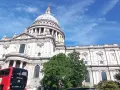 Majestatyczna katedra św. Pawła w Londynie, czerwony piętrowy autobus i błękitne niebo. Idealny widok na udany weekend w Londynie.
