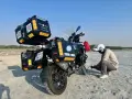 Motocyklista przygotowuje się do podróży. Czy na Litwę trzeba mieć paszport? Sprawdź na naszych kufrach!