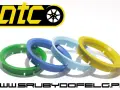 Cztery pierścienie centrujące w różnych kolorach: zielony, niebieski, jasnoniebieski i żółty. Logo DTC i adres strony www.srubydofelg.pl.