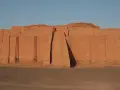 Wielka ceglana budowla, ziggurat, świadectwo potęgi Sumerów. Kto to byli Sumerowie? Starożytni budowniczowie Mezopotamii.