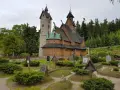 Drewniana świątynia Wang w Karkonoszach, otoczona cmentarzem i lasem. Ciekawe są jej skandynawskie korzenie i unikalna architektura.