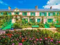 La maison rose de Monet à Giverny, entourée de fleurs éclatantes et de verdure luxuriante. Idéal pour savoir que faire autour de Giverny.