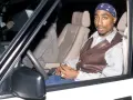 Tupac w samochodzie, tuż przed tym, jak zginął. W tle widać inne osoby.
