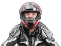 Occhi spalancati dietro un casco stretto, pronto per la corsa. La tuta in pelle grigia e nera completa il look da motociclista.