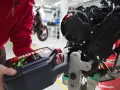 Wymiana oleju w crossie 4t to klucz do jego żywotności. Sprawdź, co ile powinieneś to robić, by Twój motocykl działał bez zarzutu.