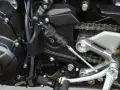 Mechanizm quickshifter w motocyklu. Pozwala na błyskawiczne zmiany biegów bez sprzęgła.