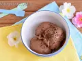 Coppetta di gelato al cioccolato, perfetto risultato di una ricetta gelato con gelatiera. Spolverata di granella per un tocco goloso.