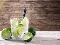 Proste drinki z wódki: przepisy, które zrobisz w domu