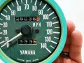 Prędkościomierz Yamaha z przebiegiem 25036 mil. Czy to duży przebieg dla motocykla? Zależy od tego, jak długo służył.