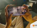 Jugando a uno de los mejores juegos para iPhone en un entorno urbano.
