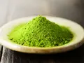 Matcha zawiera kofeinę: Jak działa i ile jej ma?