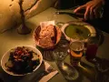 Gemütliches Abendessen in Berlin: Salat, Suppe, Brot und Getränke. Ein perfekter Abend für Mausi in Berlin.