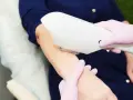 Profesional depilándose los brazos con láser. Una decisión personal sobre depilarse los brazos si o no.