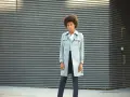 Mujer con un trench ligero y elegante, lista para enfrentar el día con estilo.