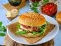 Un délicieux pain burger maison garni de légumes frais, de fromage fondant et d'une viande savoureuse. Un régal pour les yeux et les papilles !