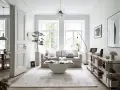 Salón con sofá beige, mesa de centro de cristal y alfombra clara. Decoración minimalista y plantas, creando un ambiente de feng shui.