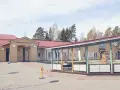 Suomusjärven Koulu, czyli szkoła w Finlandii, z placem zabaw i zielonymi terenami. Ciekawostki o fińskim systemie edukacji często podkreślają jego innowacyjność.