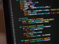 Codezeilen in der Python-Programmiersprache, die auf einem dunklen Bildschirm angezeigt werden.