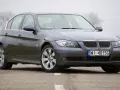 Szary sedan BMW E90 na drodze. Zastanawiasz się, jaki silnik ma to BMW E90?