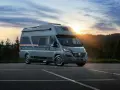 Nowy kamper dla emeryta, idealny na podróże po Europie. Szary Fiat Ducato z wygodnym wnętrzem, gotowy na przygody.