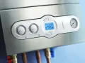 Caldaia moderna con display digitale che mostra la temperatura e la pressione acqua termosifoni.
