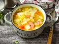 Herzhaftes Kohlsuppe Rezept mit Kartoffeln und Wurst in einer grauen Schüssel, bereit zum Genießen.