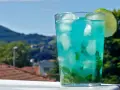 Orzeźwiający drink z blue curacao i sokiem jabłkowym na lato