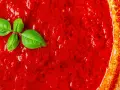 Leuchtend roter Sugo di Pomodoro mit frischen Basilikumblättern, bereit für Pasta.