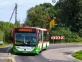 Autobus linii 43 jedzie do Radawca. Na drodze znak "Urząd Gminy".