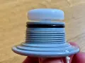 Ein zerlegtes Ventil mit Gewinde und schwarzem O-Ring. Das sup ventil undicht, daher die Demontage.