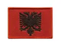 Naszywka z dwugłowym czarnym orłem na czerwonym tle – flaga Albanii.
