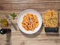 Macarrones a la napolitana servidos en un plato blanco, con un paquete de pasta Garofalo al lado.