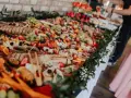 Stół pełen smakołyków na poprawiny: sery, wędliny, owoce, pieczywo i dipy. Idealna uczta po weselu.