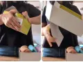 Come sistemare le scarpe con le scatole: una persona apre una scatola, rivelando un interno organizzato con calzini piegati.
