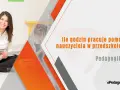 Uśmiechnięta pomoc nauczyciela gra na ukulele z dzieckiem w tle. Pytanie brzmi: Ile godzin pracuje pomoc nauczyciela w przedszkolu?