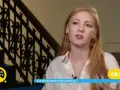 Marianna Kowalewska w białej koszuli, z rudymi włosami i złotymi kolczykami, opowiada o swoich pasjach na tle schodów.