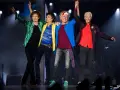 Die Rolling Stones, legendäre "midnight rambler", feiern auf der Bühne. Mick Jagger, Ronnie Wood, Keith Richards und Charlie Watts mit erhobenen Armen.
