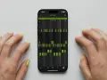 Hände tippen auf einem Smartphone, das die Ableton Note App mit einer Musiksequenz zeigt.