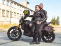 Para motocyklistów w skórzanych kurtkach siedząca na motocyklu Indian, z kaskiem.