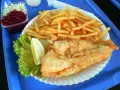 Ryba w panierce z frytkami i surówkami – idealne wczasy nad morzem z wyżywieniem szwedzki stół. Smacznego!