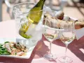 Idealne na letni dzień: schłodzony sauvignon blanc, jakie to wino, z przystawką i świeżym pieczywem.